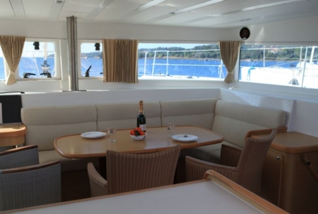  科西嘉岛南部的双体船巡游 